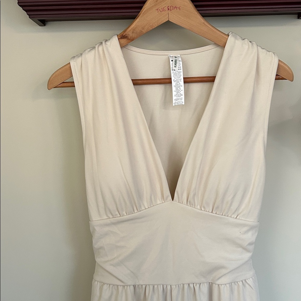 Halara V Neck Sleeveless Ruched Pocket Jumpsuit Easy Peezy size medium NWOT - Picture 8 of 14